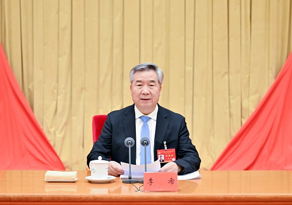 1月6日,中国共产党第二十届中央纪律检查委员会第四次全体会议在北京开幕。中共中央政治局常委、中央纪律检查委员会书记李希代表中央纪律检查委员会常务委员会作题为《深入推进党风廉政建设和反腐败斗争,以全面从严治党新成效为推进中国式现代化提供坚强保障》的工作报告。 新华社记者 岳月伟 摄